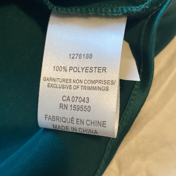 Rachel Zoe long sleeved green satin blouse with v neck. Blouson sleeves. Med💚💚 - Picture 16 of 17